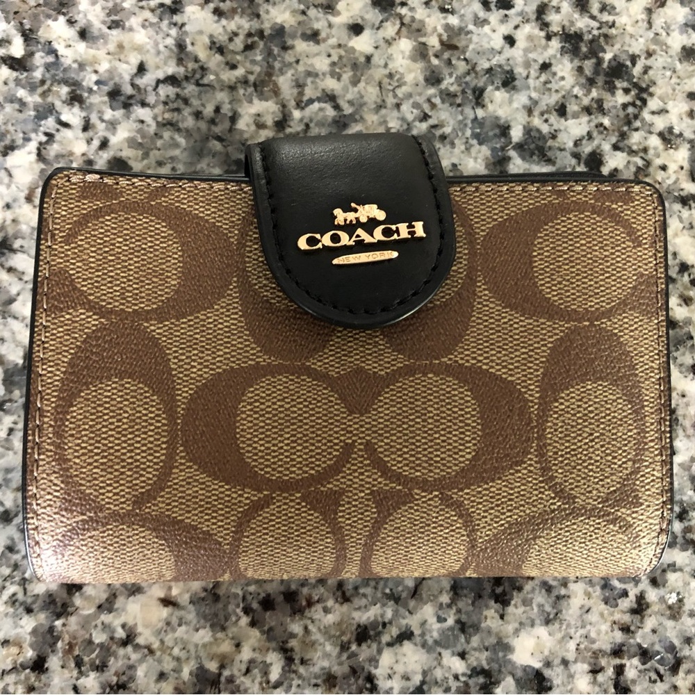 Coach medium corner zip Wallet